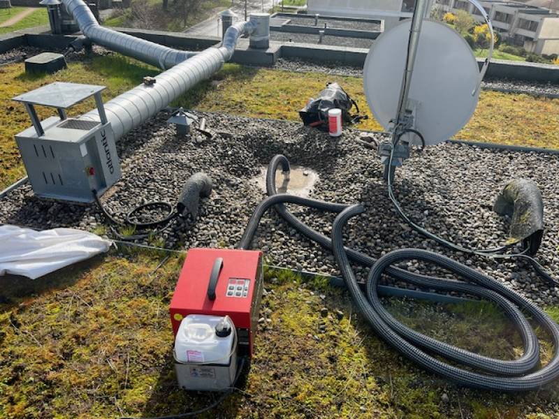 Injection du fumigène dans le complexe.